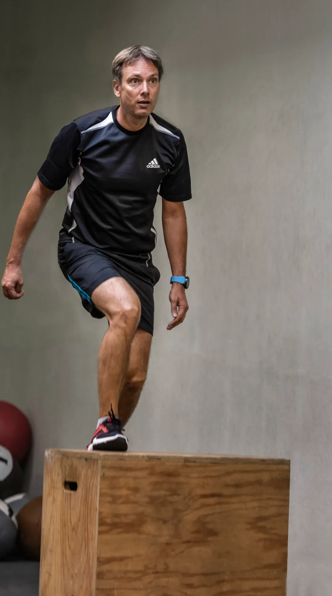 Mann beim Springseil-Training