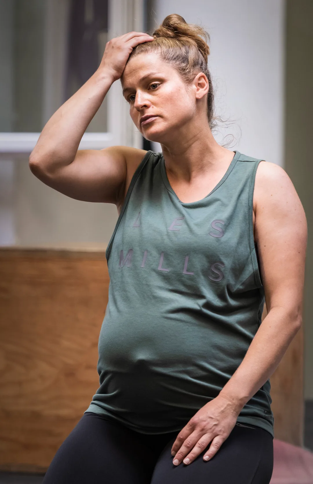 Frau mit Kettlebells